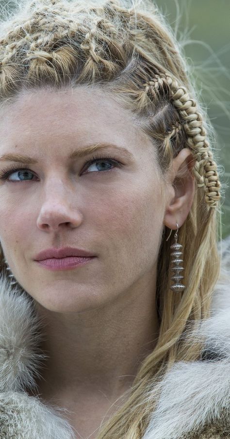 Katheryn Winnick Vikings, Lagertha Lothbrok, Lagertha Vikings, Lagertha Hair, Vikings Lagertha, Viking Warrior Woman, Beach Waves Hair Tutorial, Viking Braids, Vikings Tv Series