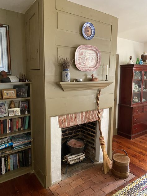 ~ Rittenhouse Ivory ~ Jennifer Smedley shared this picture of her 1757 House Fireplace and Woodwork painted in 1123 Rittenhouse Ivory. I feel like I stepped back in time! ?? Colonial Paint Colors Interior, Colonial Paint Colors, Primitive Paint Colors, Old Village Paint, English Cottage Bedroom, Historic Paint Colours, House Fireplace, Primitive Dining Room, Sturbridge Village