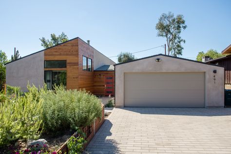 An exterior material palette of smooth stucco and asymmetrical cedar siding takes cues from the nearby foothills and local topography. Modern Ranch House Exterior, California Ranch Style Homes, Modern Ranch Style Homes, Wood Siding Exterior, Modern Ranch House, Ranch House Exterior, Modern Lodge, California Ranch, Luxury Modern Homes