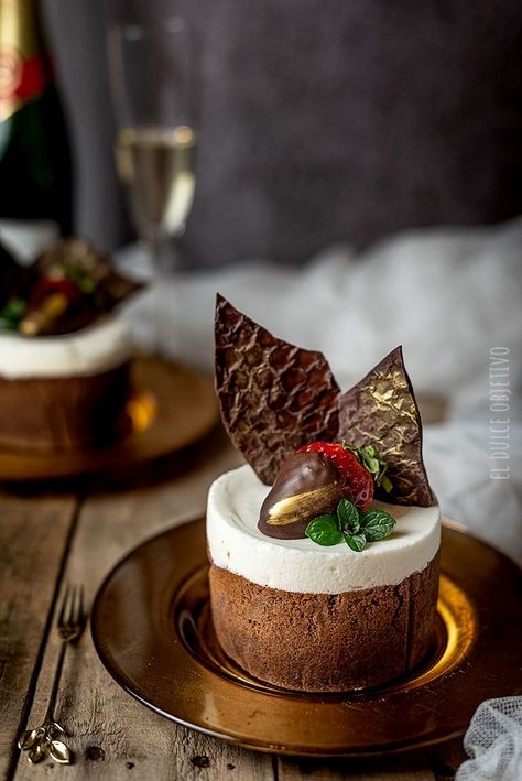 Mousse de Cava y Bizcocho de Chocolate | El Dulce Objetivo | Bloglovin’ Aesthetic Wallpaper Yellow, Yellow Aesthetic Wallpaper, Scary Cakes, Tiny Cakes, Dessert Recipies, Dessert Photography, Easy Summer Desserts, Gourmet Desserts, Beautiful Desserts