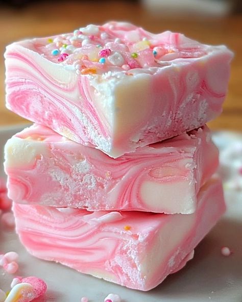 Pink And Blue Food, Cotton Candy Fudge, Cotton Candy Cookies, Pastel Desserts, Creamy Fudge, Candy Fudge, Fudge Ingredients, Cake Recepies, Cotton Candy Flavoring