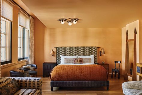 A New Hospitality Landmark by Kelly Wearstler and Omgivning Emerges in Los Angeles - Interior Design Hotel Design Inspiration, Proper Hotel, Vacation Love, Golden Field, Saint Lucy, Los Angeles Interior Design, Rectangle Bedroom, Queen Room, How To Dress A Bed