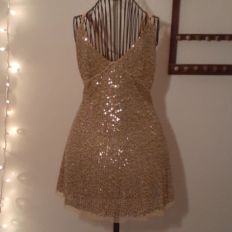 Beautiful Free People Sequence Dress It Shimmers Beautifully With A Gold Tone .It Has A Mesh Lining.You Can Be Creative With The Strap Since It Ties In The Back. Short Semi Formal Dress, Classy Gold Dress, Christmas Dance Dress, Hoco Mini Dress, Gold Party Dress Short, Gold Dress Mini, Vintage Hoco Dress, Glitter Slip Dress, Gold Hoco Dress