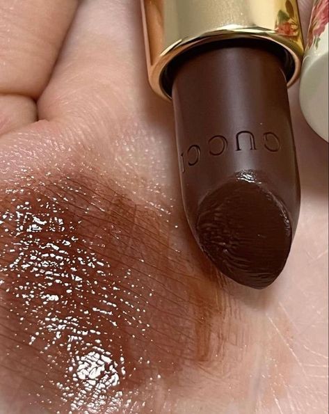 Makeup Accesories, Brown Lipstick, Gloss Labial, Fancy Makeup, Makeup Obsession, Makeup Items, Maquillaje Natural, Brown Aesthetic, Makeup Essentials