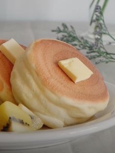 Asian Pancakes Fluffy, Korean Souffle Pancake, Korean Fluffy Pancakes, Suffle Recipe Pancakes, Cream For Pancakes, Easy Cafe Food Ideas, Jiggly Pancakes, Soufflé Pancakes, Japanese Dessert Recipes