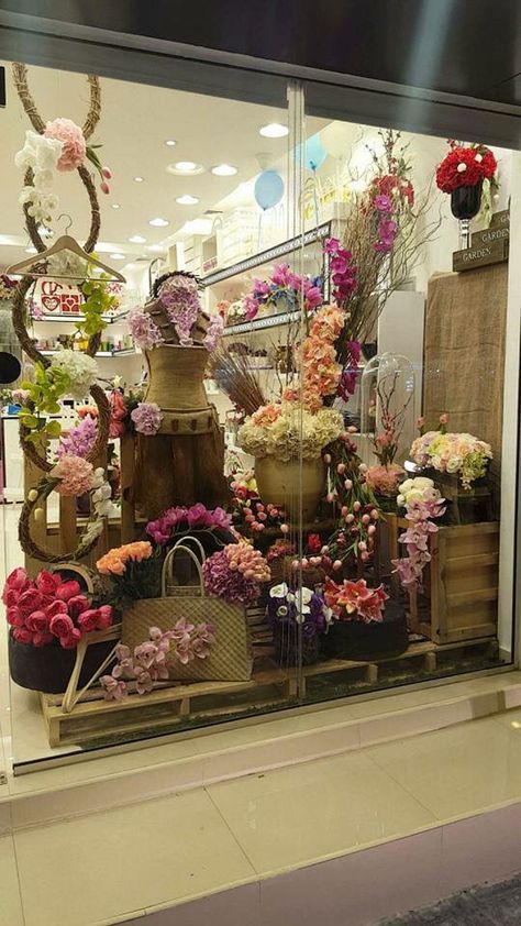 Florist Shop Christmas Window Displays, Autumn Flower Shop Window Display, Flower Shop Window Displays, Easter Store Window Display, Flower Shop Window, Florist Window Display, Window Display Ideas, Wine Displays, Valentines Window Display