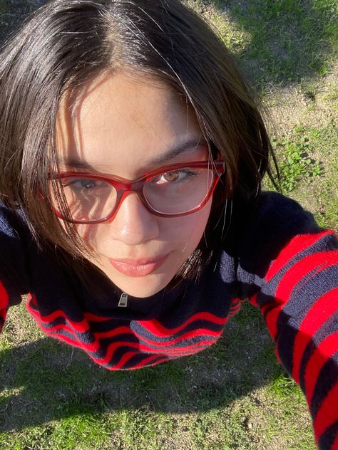 Glasses And Short Hair Aesthetic, Brown Glasses Aesthetic, Red Glasses Frames For Women, Red Glasses Outfit, Red Glasses Aesthetic, Red Frame Glasses, Bold Glasses, Glasses Aesthetic, Glasses Outfit