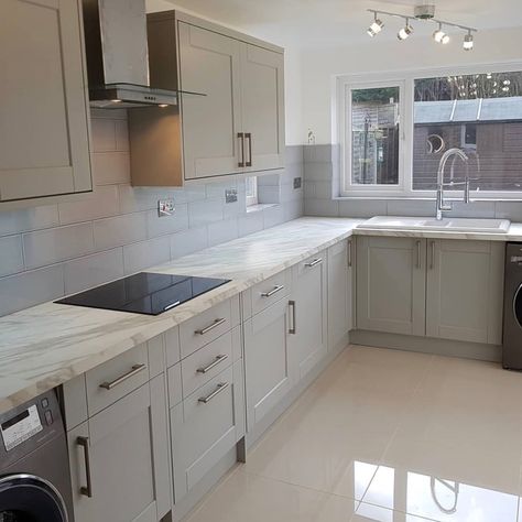 Howdens (@howdensjoinery) • Instagram photos and videos Howdens Fairford Pebble, Howdens Dove Grey Kitchen, Small L Shaped Kitchens, Howdens Kitchen, L Shaped Kitchen Designs, Extension Inspiration, Grey Shaker Kitchen, Light Grey Kitchen Cabinets, Howdens Kitchens