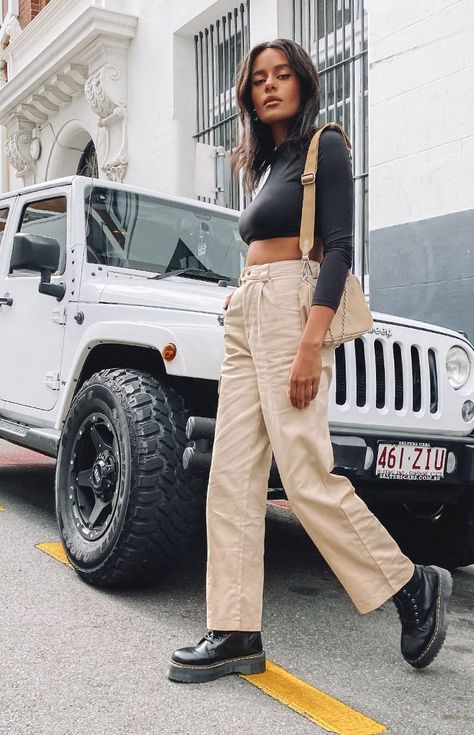 Cargo Pants Women Outfit, Pants Grunge, Straight Leg Jeans Outfits, Tan Cargo Pants, Cargo Pants Outfit, Utility Style, Jeans Outfits, Cargo Style, Streetwear Fashion Women