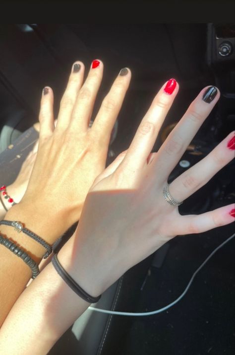 Red And Black Nail Polish Ideas, Couple Nails Matching Black, Red Black Gel Nails, Short Matching Nails, Matching Nails Aesthetic, Couple Nails Matching Simple, Simple Matching Nails, Black Matching Nails, Wlw Matching Nails