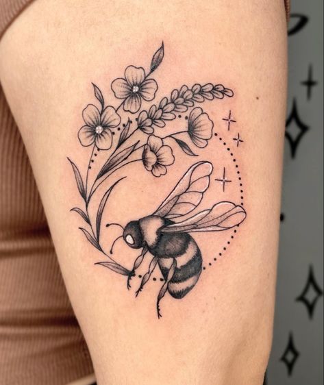 Apprentice Aesthetic, Bee And Flower Tattoo, Cottagecore Tattoo, Aesthetic Mother, Bee Tattoo Ideas, Honey Bee Tattoo, Dragon Tattoo Ideas, Bumble Bee Tattoo, Tattoo Catalog