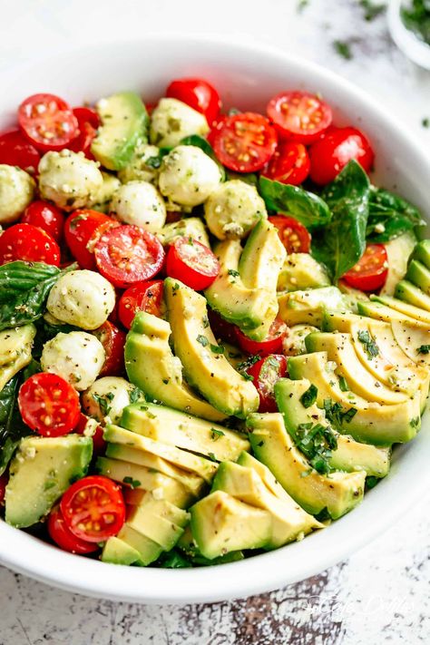 Avocado Cafe, Salad Caprese, Health Aesthetics, Plats Healthy, Resep Salad, Avocado Slices, Chicken Alfredo, Avocado Recipes, Avocado Salad