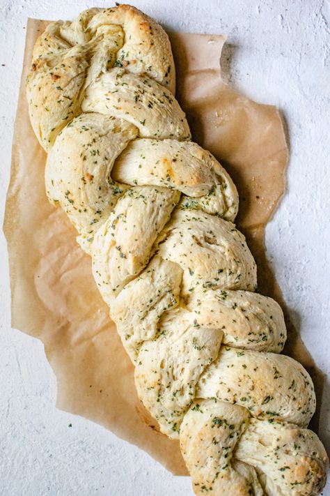 If you're on the lookout for a great garlic bread recipe, and you like garlic knots, you've got to try this show-stopping Garlic Knot Bread. Garlic Knot Bread, Knot Bread, Garlic Knot, Homemade Bread Recipes, Homemade Garlic Bread, Herb Bread, Garlic Knots, Garlic Bread Recipe, Braided Bread