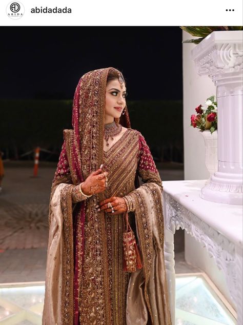 Pakistani Bridal Dupatta Setting, Pakistani Bridal Dupatta Draping Styles, Pakistani Bridal Dress, Red Bridal Dress, Couple Wedding Dress, Wedding Lehenga Designs, Bridal Lehenga Collection, Desi Wedding Dresses, Latest Bridal Dresses