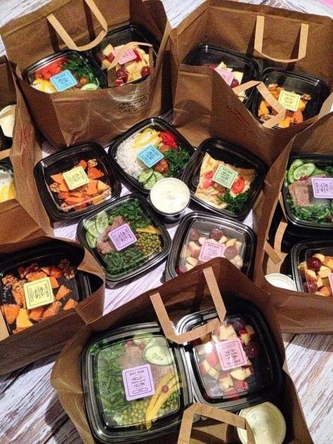 Healthy Takeaway, Food Delivery Packaging, Healthy Food Branding, Salad Packaging, Food Business Ideas, Restaurant Delivery, Food Cart Design, Juice Branding, Work Meals