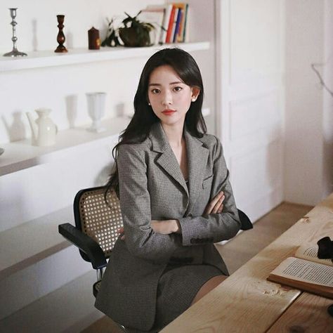 Ceo Outfit Woman Boss Korean, Skirt Outfit School, Asian Business Women, Stylish Office Wear, Business Dress Women, Affordable Outfits, Cute Skirt Outfits, Rich Girl Lifestyle, Office Chic