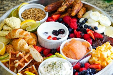 Building Your Perfect Breakfast Grazing Table - ICA Breakfast Grazing Table, Grazing Platter Ideas, Grazing Table Ideas, Breakfast Picnic, Grazing Platter, Platter Ideas, Brunch Items, Quick Bites, Breakfast Platter