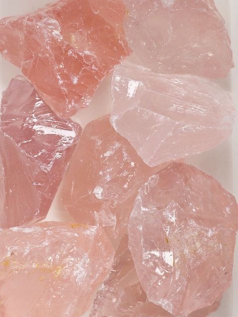 Rose quartz’s stone background Quarts Crystal, Rose Gold Aesthetic, Aesthetic Roses, Stone Fountains, Crystal Aesthetic, Rosé Aesthetic, Palm Stones, Reiki Crystals, Pretty Rocks