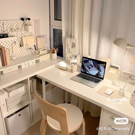 Minimalist Desk Setup, Table Aesthetic, Study Desk Decor, Student Room, Minimalist Desk, Desk Inspiration, White Desk, Dekorasi Kamar Tidur, Room Redesign