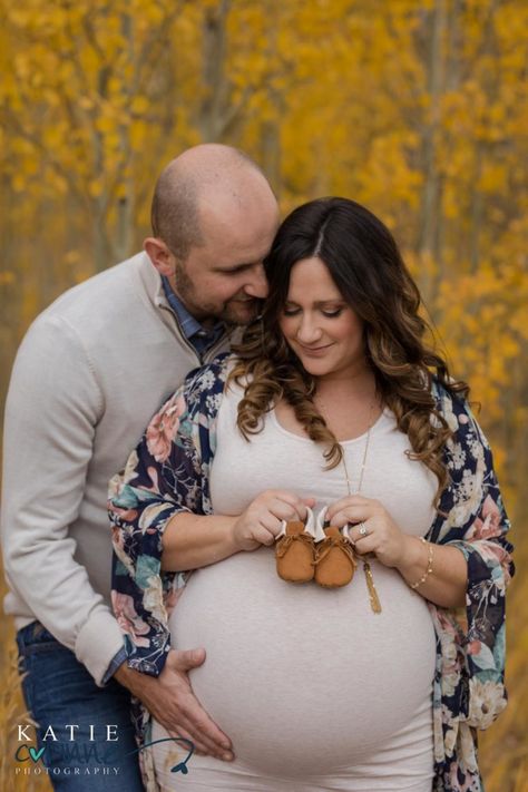 Plus Size Newborn Photography, Maternity Photography Ideas Plus Size, Plus Size Maternity Photo Shoot Ideas, Plus Size Maternity Shoot, Maternity Photography Plus Size, Plus Size Pregnancy Photoshoot, Plus Size Maternity Photography, Christmas Maternity Pictures, Plus Size Maternity Photos