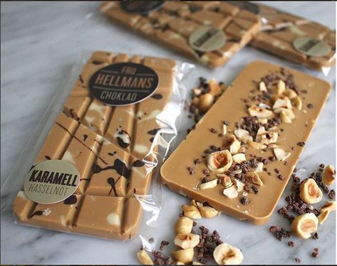 Diy Chocolate Bars, Custom Chocolate Bars, Chocolate Bar Design, Homemade Chocolate Bars, Chocolate Bark Recipe, Chocolate Candy Recipes, Chocolate Slabs, Chocolate Work, Chocolate Diy