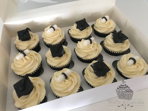 Graduation cupcakes Graduation Themed Cupcakes, Graduation Pastry Ideas, Cupcakes For Graduation Party, Cookie Cake Graduation, Grad Cupcakes Ideas, Graduation Cupcakes 2023, Graduate Cupcakes, Graduation Cupcake Ideas, Architect Cake