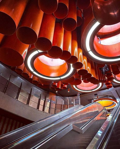 The futuristic Pannenhuis station of the Brussels Metro, opened in 1982. Futuristic Metro Station, Retro Future, Rapid Transit, Architecture Design Sketch, Mid Century Architecture, Architecture Exterior, Visual Development, City Design, Metro Station