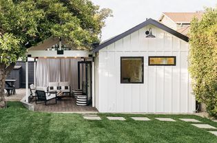 Shed Patio Ideas, Backyard Sheds Hangout, He Shed Ideas, Living Privacy Fences, Shed Conversion Ideas, Shed Makeover, Diy Privacy Screen, Shed Ideas, Large Sheds