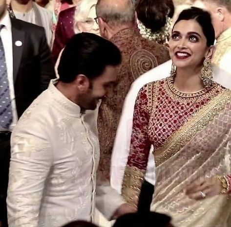 Isha Ambani Wedding, Ambani Wedding, Isha Ambani, Neck Patterns, Mumbai Wedding, Indian Sari Dress, Saree Blouse Neck Designs, Sari Blouse Designs, Indian Saree Blouses Designs