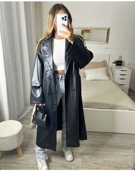 Black Leather Long Coat Outfit, Zara Leather Trench Coat Outfit, Outfit With Long Leather Jacket, Black Leather Trench Coat Outfit Casual, Trench Coat Leather Outfit, Black Leather Trenchcoat Outfit, Trench En Cuir Outfit, Black Leather Trench Outfit, Leder Trenchcoat Outfit