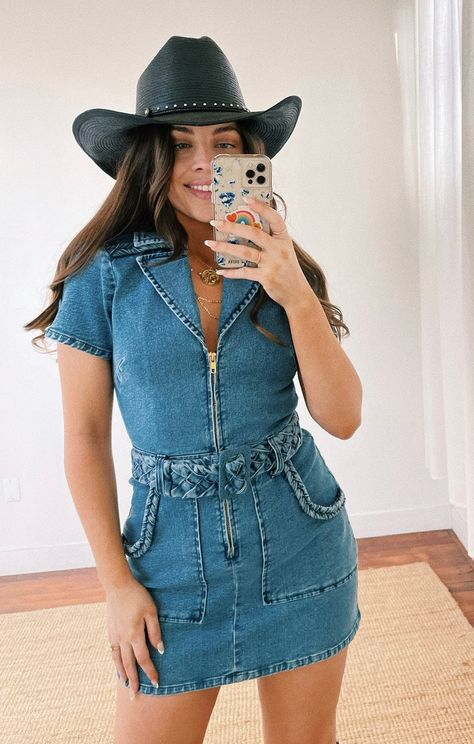 Outlaw Dress ~ Tide – Show Me Your Mumu Denim Dress Cowgirl Outfit, Shania Outfits, Ranch Party Outfit, 90s Country Fashion Women, Denim Western Outfit, Downtown Nashville Outfits, Denim Dress Outfit Summer, Rodeo Outfit Ideas, Nashville 2023