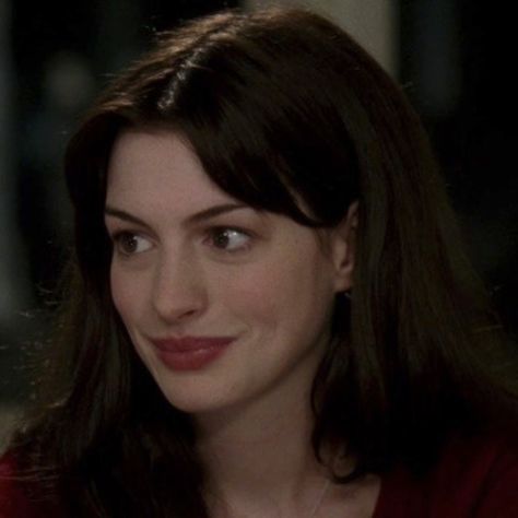 Anne Hathaway 90s, Anne Hathaway Aesthetic, Anne Hathaway Bangs, Princess Diaries, Anne Hathaway, Iconic Women, Girl Crushes, Maquillaje De Ojos, Pretty Woman