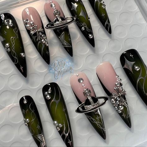 Nail Art Stiletto, Airbrush Nail Art, Punk Nails, Airbrush Nails, Gothic Nails, Goth Nails, Grunge Nails, Y2k Nails, Really Cute Nails