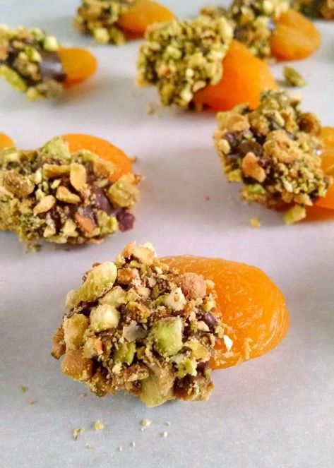 Chai Chocolate, Chocolate Apricot, Apricot Recipes, Ramadan Recipes, Dried Apricots, Party Food Appetizers, Healthy Sweets, Fruit Recipes, Sweet And Spicy