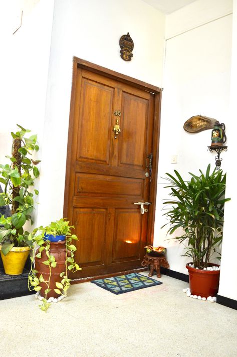 Front Door Ideas Indian Style, Home Entrance Decor Entryway Front Entry, Main Door Entrance Decor, Entrance Balcony Ideas, House Entrance Ideas Indian Apartment, Door Decorations Indian, Indian Home Entrance Decor Entryway, Main Door Decoration Ideas Indian, Doorway Entry Decor Ideas