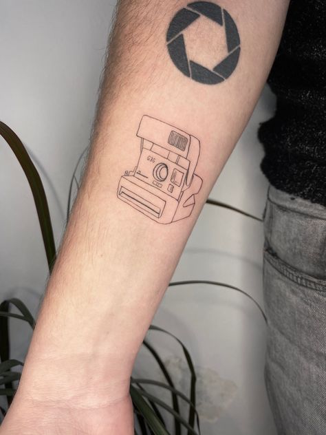 Polaroid camera tattoo Digital Camera Tattoo, Polaroid Camera Tattoo, Film Camera Tattoo, Polaroid Tattoo, Camera Tattoos, Vintage Polaroid Camera, Camera Tattoo, Sibling Tattoos, Vintage Polaroid