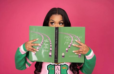 Empress Photoshoot, Alpha Kappa Alpha Photoshoot, Aka Graduation Pictures, Aka Photoshoot Ideas, Eboard Photoshoot, Aka Photoshoot, Aka Outfits, Sorority Photoshoot, Graduation Inspiration