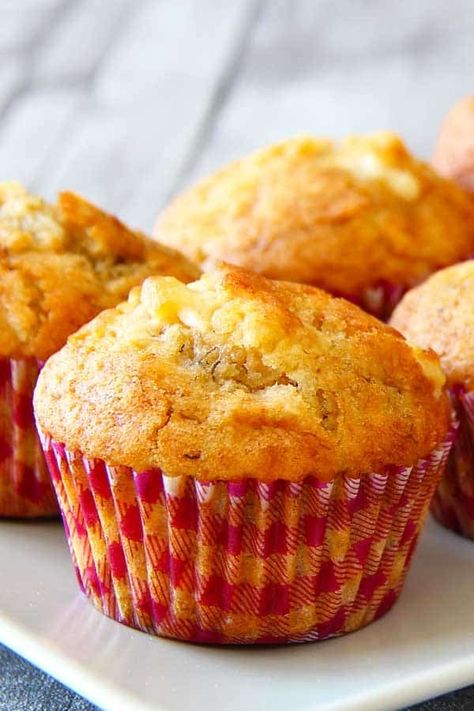 Fluffy moist tropical mango muffins with combinations of mango, banana, coconut and white chocolate.. can't get more tropical than that! Mango Muffins, Mango Dessert Recipes, Moist Muffins, Mango Dessert, Mango Recipes, Star Food, Banana Coconut, Healthy Muffins, Chocolate Coconut