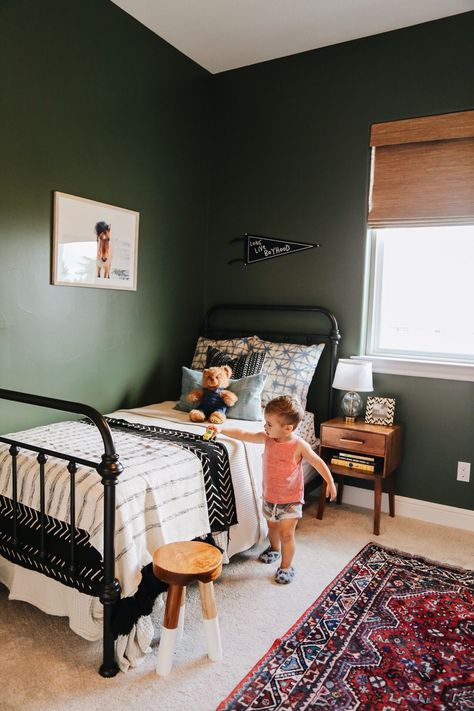 Find more green inspirations that will look perfect in kids’ bedrooms. Discover this trend at circu.net Ideas Habitaciones, Dark Green Walls, Big Boy Bedrooms, Baby Boy Bedroom, Big Kids Room, Toddler Boys Room, Decor Quotes, Green Walls, Toddler Rooms