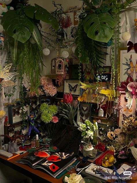 Chachkies Display, Maximalist Decor Plants, Witchy Maximalist Decor, Fairy Core Aesthetic Room, Maximalist Desk, Moody Bohemian, Witchy Room, Maximalist Interior, Eclectic Gallery Wall