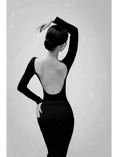 Woman Looking Behind Shoulder, Back Showing Poses, Backview Body Reference Female, Model Back Pose, Slouched Pose Reference Standing, Girls Arching Back, Back To Back Pose Reference, Leaning Back Pose, Back View Poses