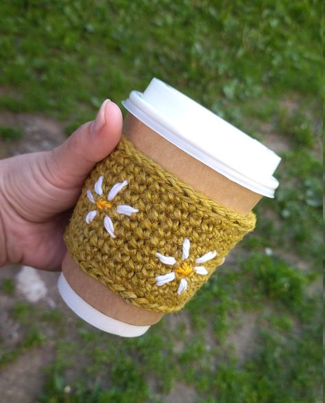 Add beauty to the coffee!The cupholder is suitable for standard coffee cups of different sizes.Also suitable for sports bottles. Crochet Fall Cup Sleeve, Crocheted Coffee Cozies, Cup Sleeve Pattern, Coffee Sleeve Pattern, Cup Carrier, Mug Cover, 70s Crochet, Couple Crafts, Crochet Mug