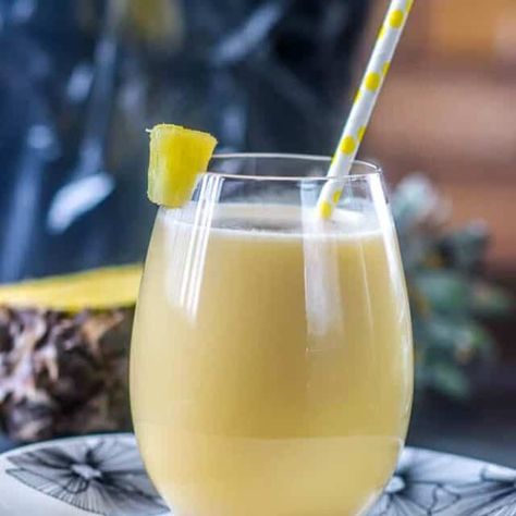 This Jamaican lemonade recipe which is actually made from limes is so refreshing and perfect to quench your thirst during those hot summer days. Jamaican Drinks, Multicultural Recipes, Vegan Condensed Milk, Caribbean Drinks, Paleo Drinks, Jamaican Dishes, Pineapple Punch, Jamaican Food, Caribbean Food