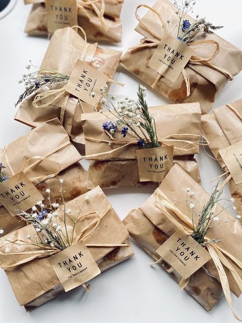 Anniversaire Diy, Gift Wrapping Inspiration, Packaging Ideas Business, Gifts Wrapping Diy, Handmade Packaging, Stunning Hairstyles, Simple Gift Wrapping, Creative Gift Wrapping, Diy Gift Wrapping