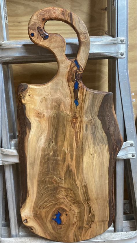 Charcuterie Board Handle Ideas, Small Live Edge Wood Projects, Live Edge Charcuterie Board Diy, Live Edge Projects Ideas, Live Edge Projects, Live Edge Wood Projects, Walnut Wood Projects, Live Edge Wood Furniture, Live Edge Charcuterie Board