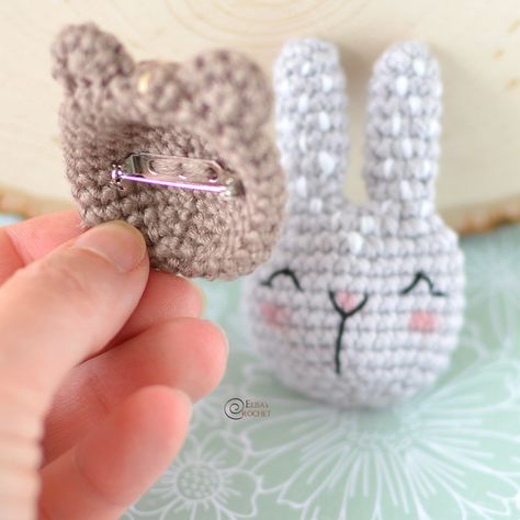 Crochet Brooch, Pola Amigurumi, Crochet Hair Accessories, Crochet Animals Free Patterns, Bunny And Bear, Kawaii Crochet, Haken Baby, Easter Crochet, Crochet Bear