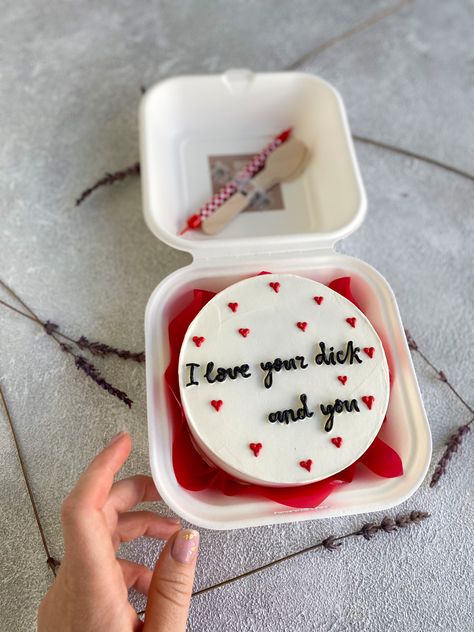 Couple Suprises Ideas, Funny Lunchbox Cake, Bf Cake Ideas, Bento Cake Ideas For Boyfriend, Bf Birthday Cake Ideas, Funny Anniversary Cake, Boyfriend Birthday Cake Ideas, Bento Cake For Boyfriend, Mini Cakes For Boyfriend