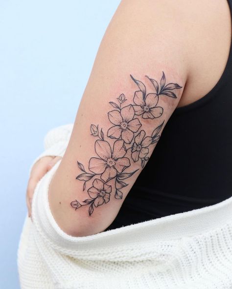 Forgetmenot Tattoo Black And White, Forget Me Not Flower Tattoo Black, Forget Me Knot Tattoo, Forget Me Not Drawing, Forget Me Not Flowers Tatoos, Forget Me Not Flower Tattoo, Flower Side Tattoo, Forget Me Not Tattoo, Chic Tattoo