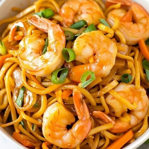 Easy Shrimp Lo Mein (30-Minute Recipe) Griddle Dinners, Shrimp And Noodles, Leftover Banana, Shrimp Lo Mein Recipe, Chinese Night, Shrimp Lo Mein, Lo Mein Recipe, Mushroom Recipes Healthy, Lo Mein Recipes