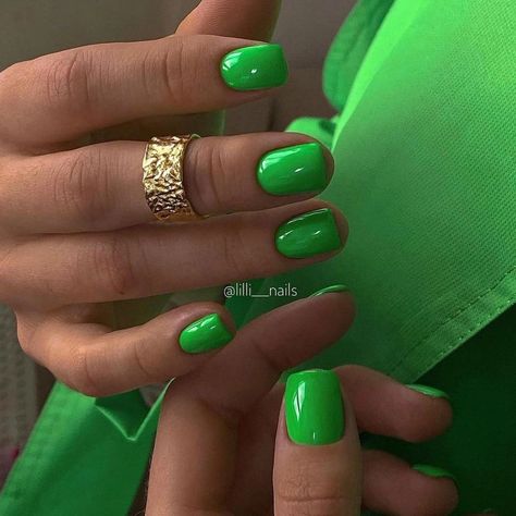 Bright Green Pedicure, Green Minimalist Nails, Lime Green Nails Short, Green Manicure Ideas, Short Nails Green, Short Green Nails, Green Nails Short, Gel Toe Nails, French Acrylic Nails